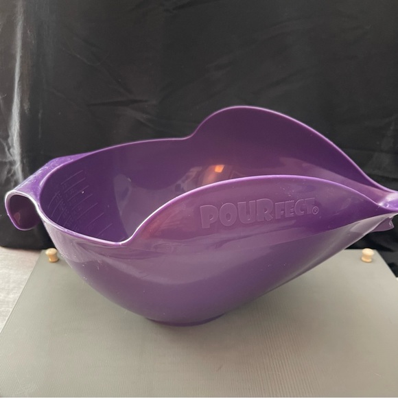 New POURfect Set of 2 Spill Poof Bowls w/Measurements inside of bowl - Picture 3 of 9